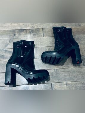 RARE Like New Women’s Sz 7 Black Gloss Hunter Chunky Heel Rain Boots